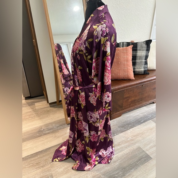 Morgan Taylor Robe - Picture 5 of 6